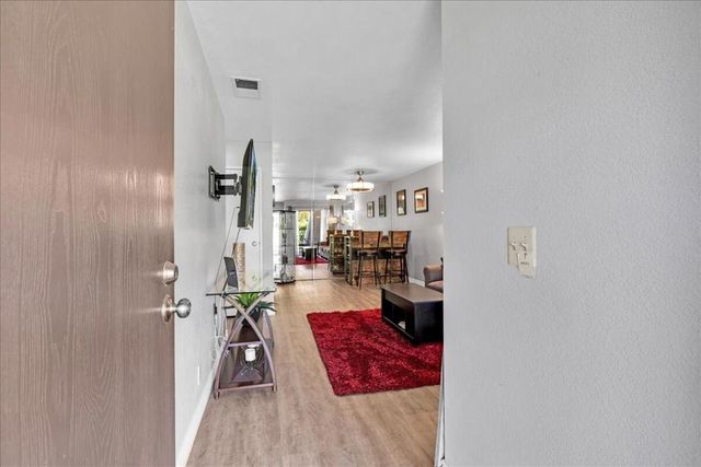 2860 N Los Felices Road 101, Palm Springs, CA 92262