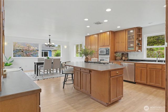 7537 21st Avenue NE, Seattle, WA 98115
