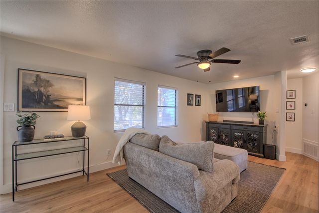 20811 Trapper LN, Lago Vista, TX 78645