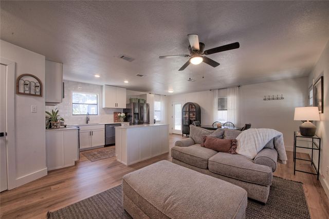 20811 Trapper LN, Lago Vista, TX 78645