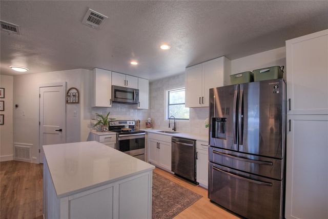 20811 Trapper LN, Lago Vista, TX 78645