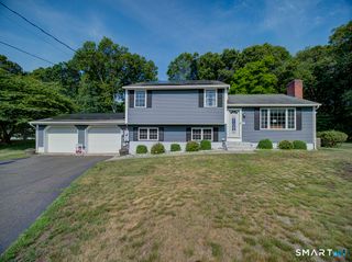 34 Roberta Road, North Haven, CT 06473