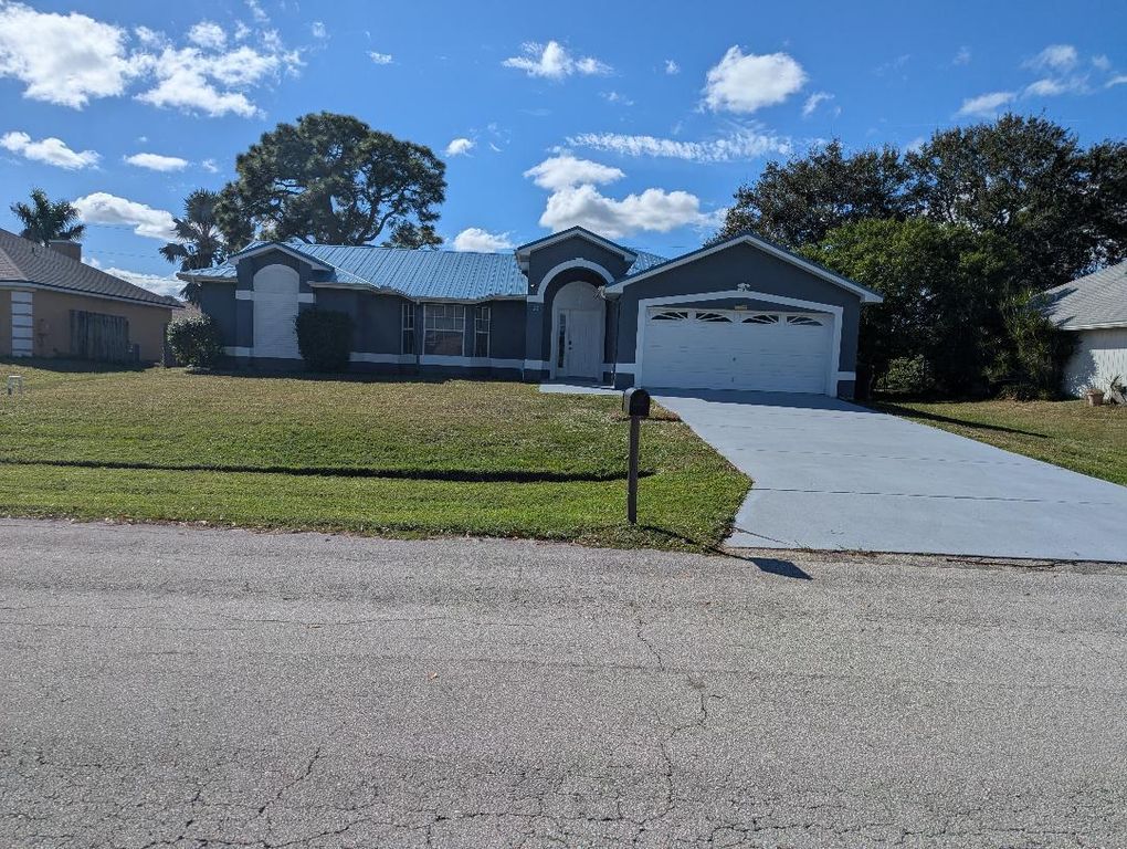 1122 SE Puritan Lane, Port St Lucie, FL 34983