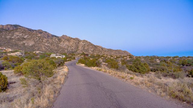 9 La Luz Trail NE, Albuquerque, NM 87122