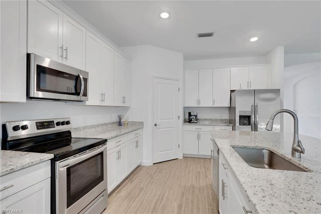 1801 HAGEN CT, Naples, FL 34120