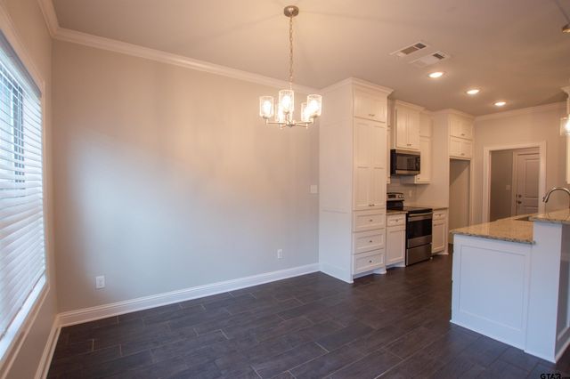 822 Lindsey Ln, Whitehouse, TX 75791