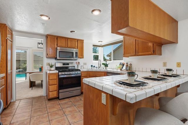 1713 W Country Club Lane, Escondido, CA 92026