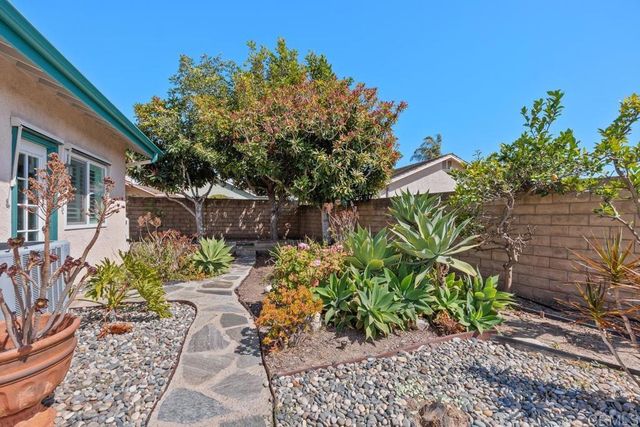 1713 W Country Club Lane, Escondido, CA 92026