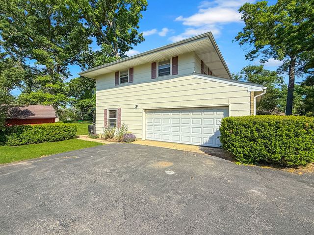 4705 Wild Cherry Road, Crystal Lake, IL 60012
