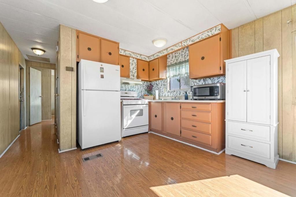 Image 6 of property listing at 2150 Monterey Road, San Jose, CA 95112