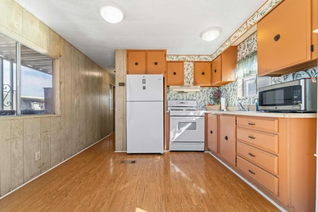 Image 7 of property listing at 2150 Monterey Road, San Jose, CA 95112