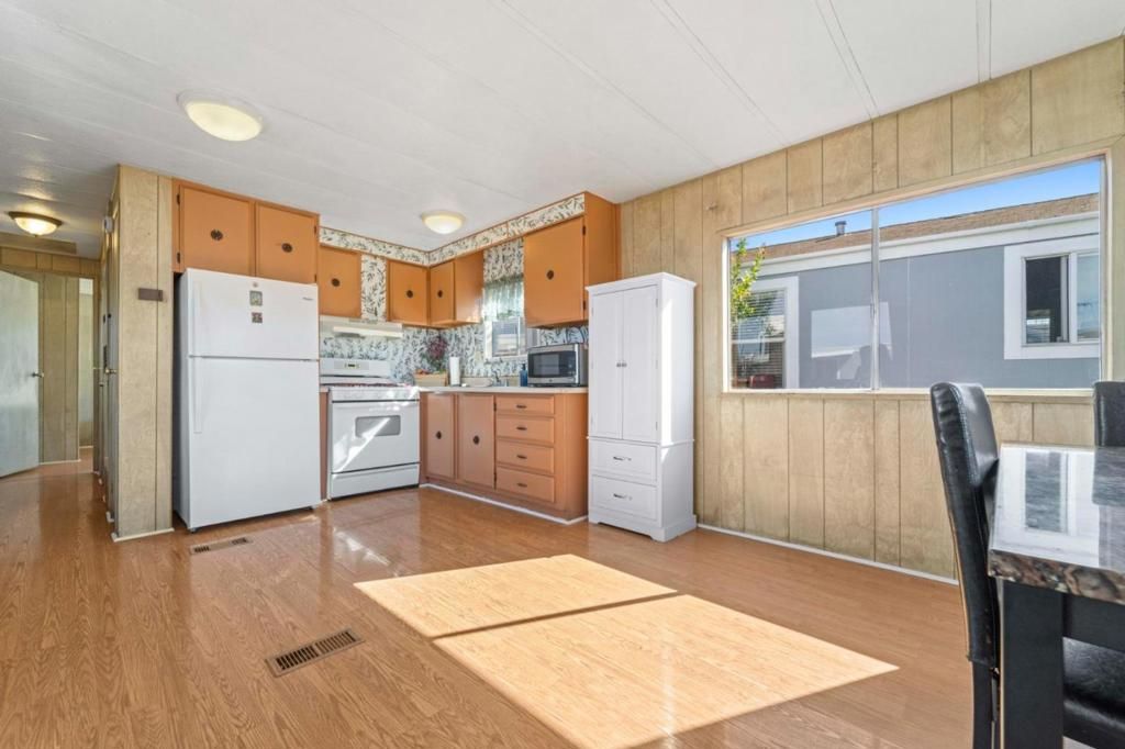 Image 8 of property listing at 2150 Monterey Road, San Jose, CA 95112