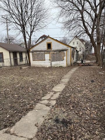 3528 N 15th STREET, Milwaukee, WI 53206