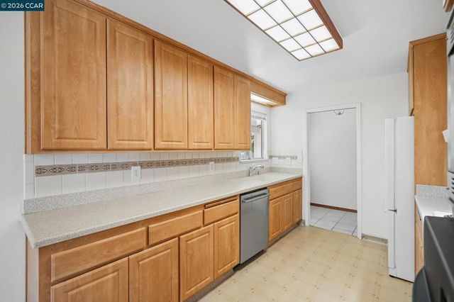 879 Greenway Dr, Martinez, CA 94553