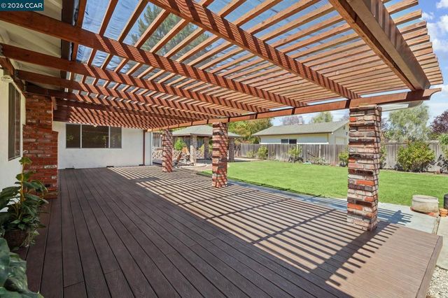 879 Greenway Dr, Martinez, CA 94553