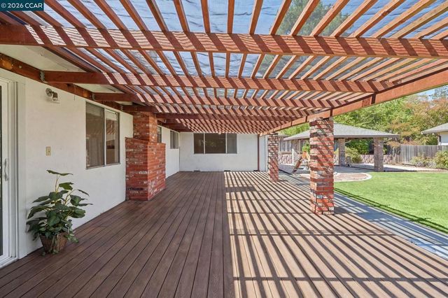 879 Greenway Dr, Martinez, CA 94553