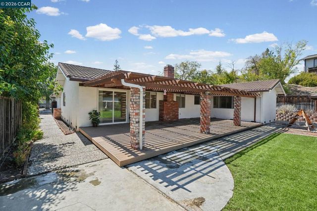 879 Greenway Dr, Martinez, CA 94553