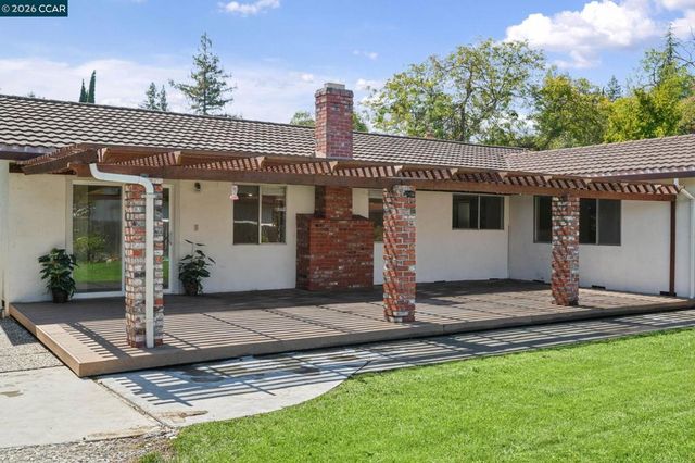 879 Greenway Dr, Martinez, CA 94553
