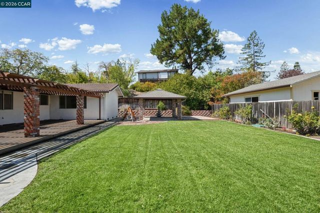 879 Greenway Dr, Martinez, CA 94553