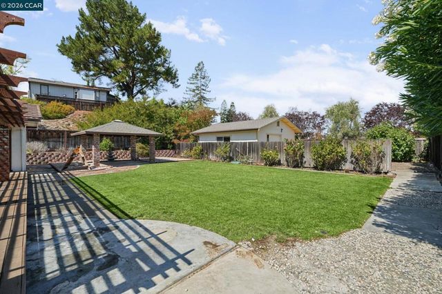 879 Greenway Dr, Martinez, CA 94553