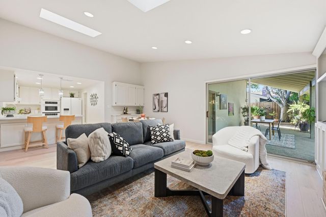 1237 Lantern Ct, Sacramento, CA 95864