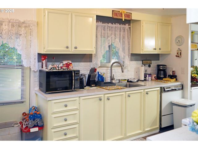 12430 N SOUTH SHORE Ave, Portland, OR 97217