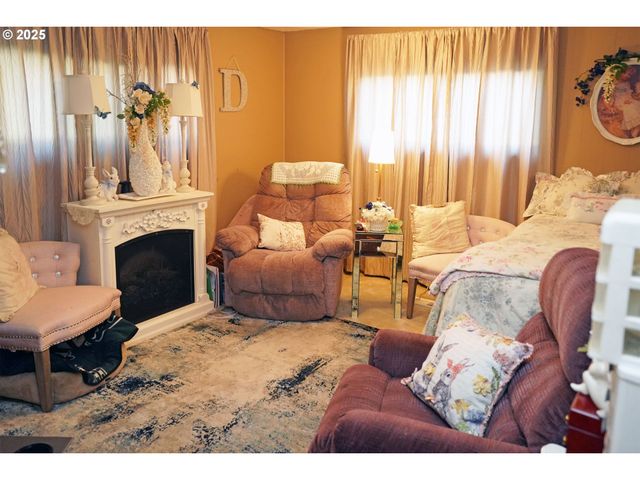 12430 N SOUTH SHORE Ave, Portland, OR 97217