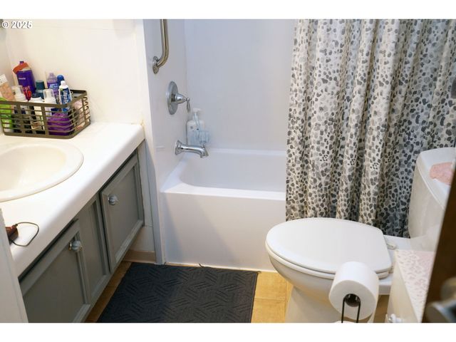 12430 N SOUTH SHORE Ave, Portland, OR 97217