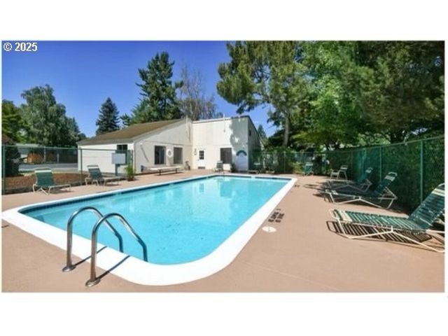 12430 N SOUTH SHORE Ave, Portland, OR 97217