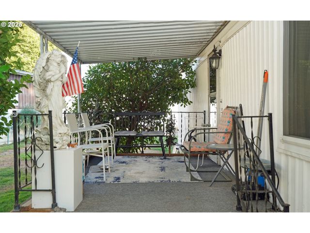 12430 N SOUTH SHORE Ave, Portland, OR 97217