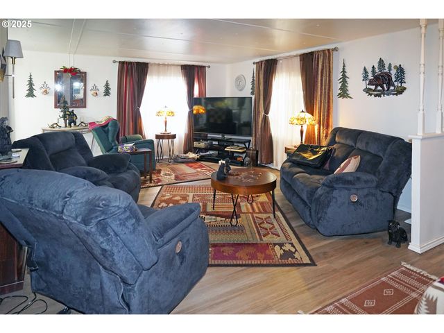 12430 N SOUTH SHORE Ave, Portland, OR 97217