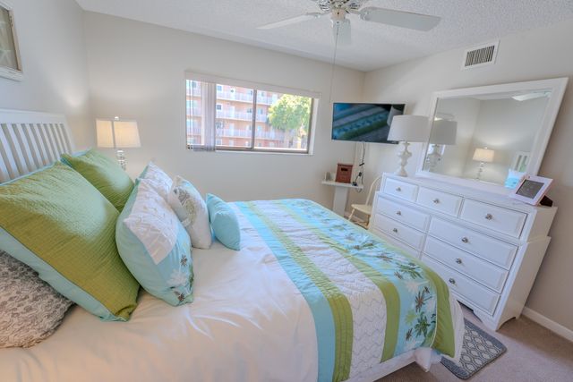 4725 Lucerne Lakes Boulevard E 203, Lake Worth, FL 33467