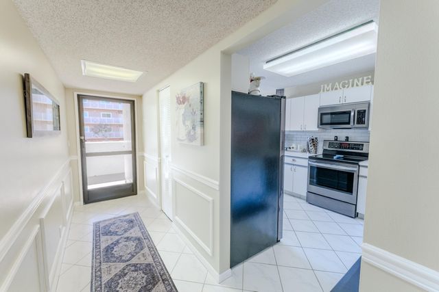 4725 Lucerne Lakes Boulevard E 203, Lake Worth, FL 33467