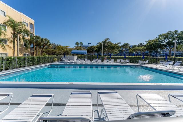 4725 Lucerne Lakes Boulevard E 203, Lake Worth, FL 33467