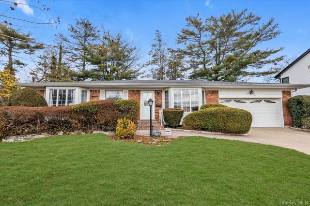 654 Oakwood Court, Westbury, NY 11590