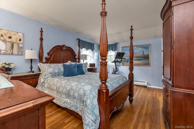 654 Oakwood Court, Westbury, NY 11590