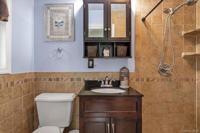 654 Oakwood Court, Westbury, NY 11590