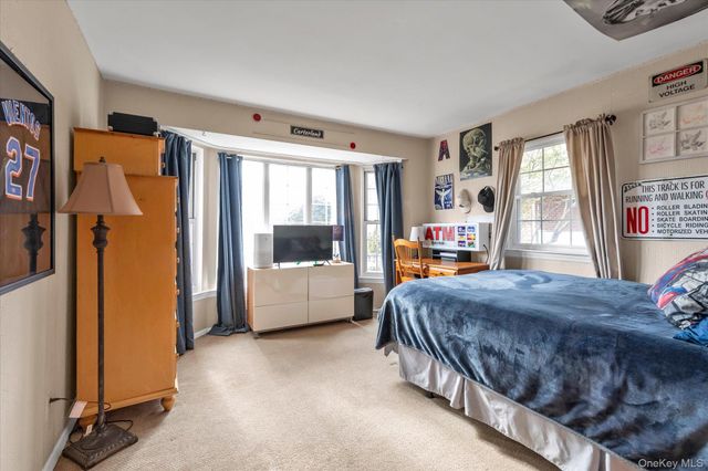 654 Oakwood Court, Westbury, NY 11590