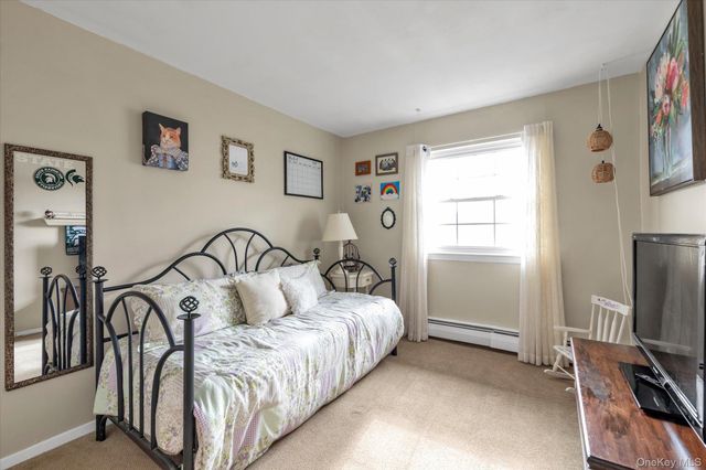 654 Oakwood Court, Westbury, NY 11590