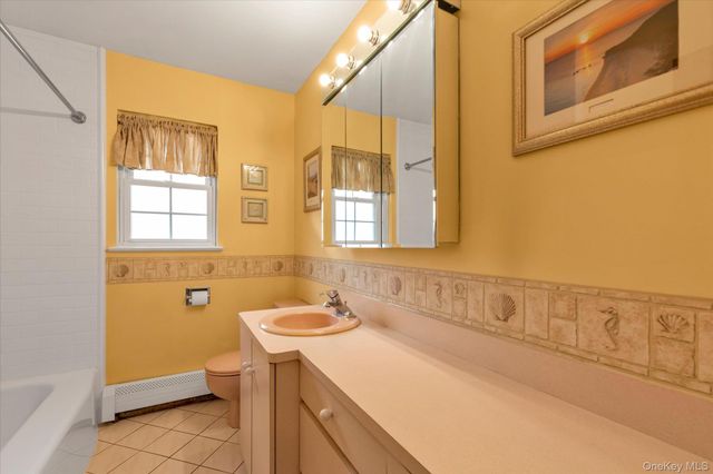 654 Oakwood Court, Westbury, NY 11590