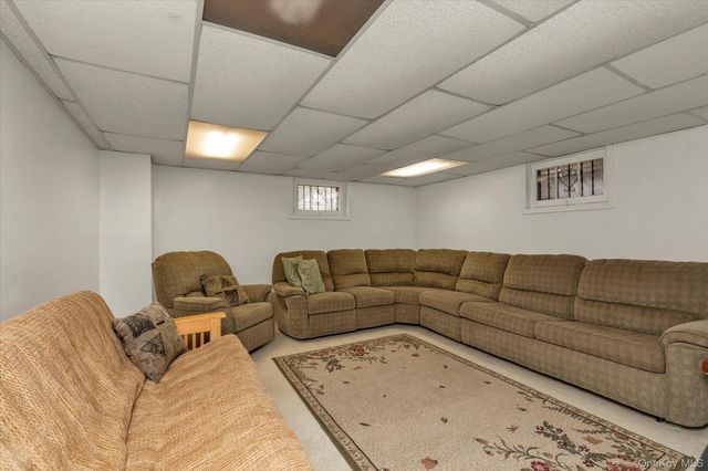 654 Oakwood Court, Westbury, NY 11590