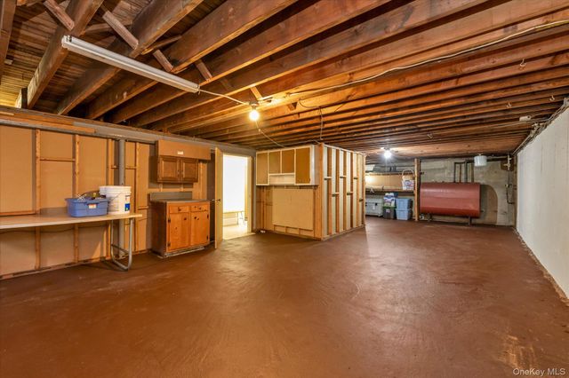 654 Oakwood Court, Westbury, NY 11590