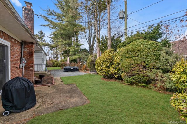 654 Oakwood Court, Westbury, NY 11590