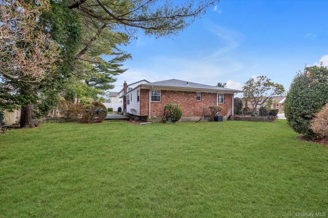 654 Oakwood Court, Westbury, NY 11590