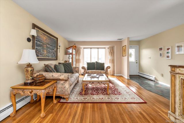 654 Oakwood Court, Westbury, NY 11590