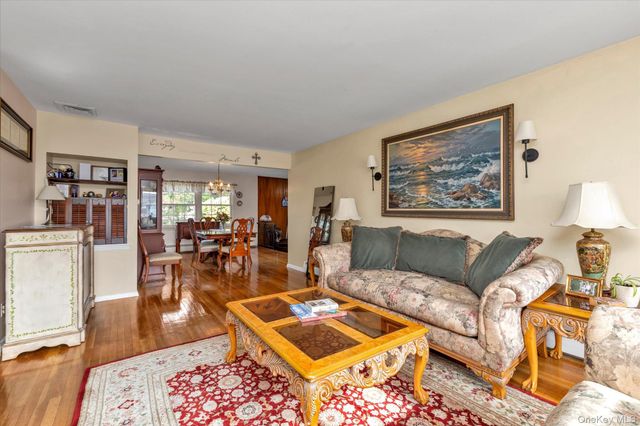 654 Oakwood Court, Westbury, NY 11590