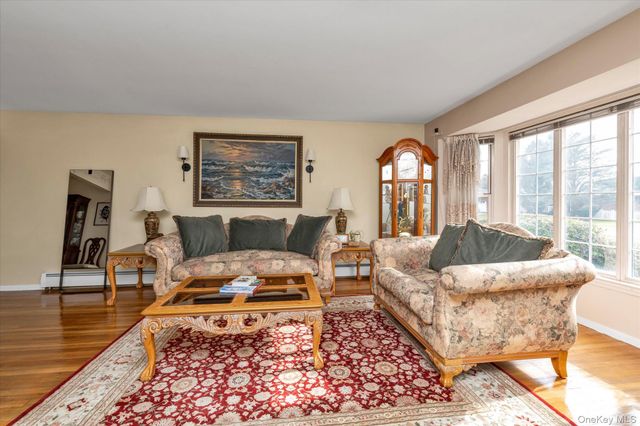 654 Oakwood Court, Westbury, NY 11590