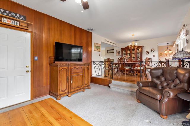 654 Oakwood Court, Westbury, NY 11590