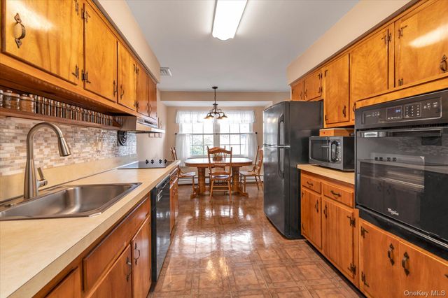 654 Oakwood Court, Westbury, NY 11590