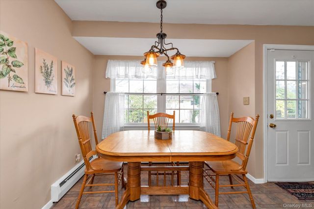 654 Oakwood Court, Westbury, NY 11590